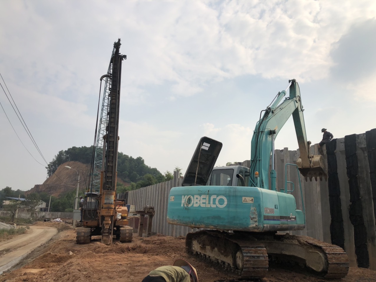 Dự Án Đang Triển Khai Xây Dựng Ô Chôn Lắp Rác Phía Tây Ô 8 Bằng Công Nghệ Cừ Bê Tông